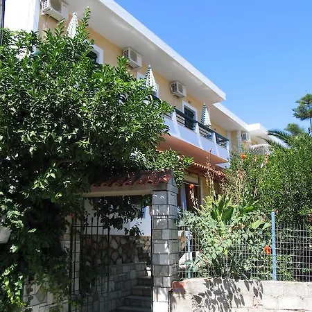 Ξενοδοχείο με διαμερίσματα Gioula's